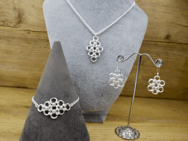 Japanese 12 in 2 Diamond and Flower Chain Maille Weave Tutorial